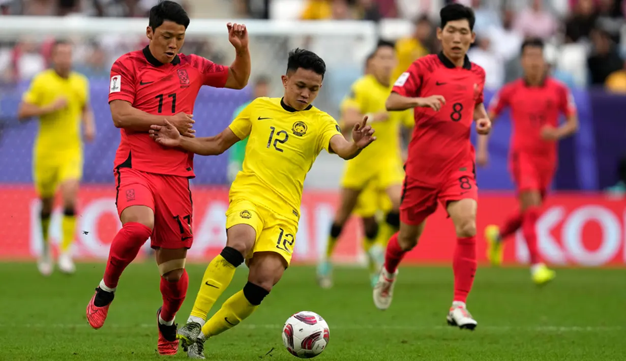 Son Heung Min dan kawan-kawan tampak kesulitan untuk menembus rapatnya lini belakang Harimau Malaya. Korea Selatan baru bisa mencetak gol lewat Jeong Woo Yeong pada menit ke-21. Babak pertama berakhir 1-0. (AP Photo/Thanassis Stavrakis)