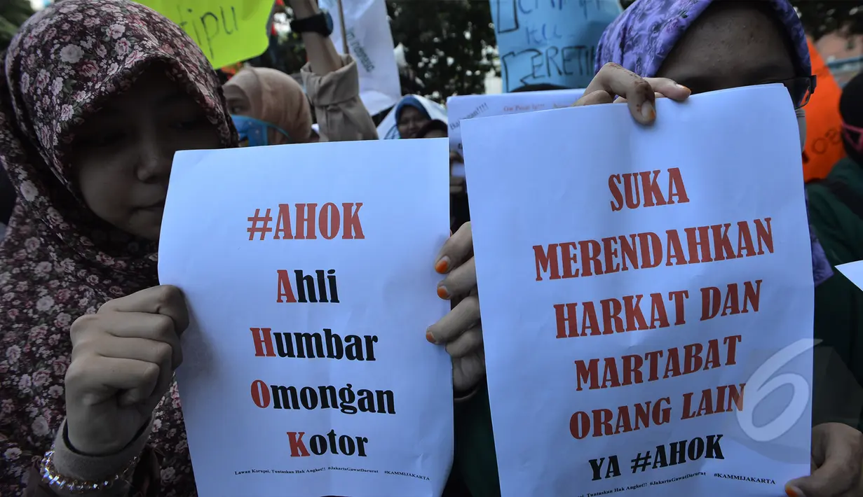 Puluhan mahasiswa dari Kesatuan Aksi Mahasiswa Muslim Indonesia melakukan aksi di belakang gedung DPRD, Jakarta, Jumat (27/3/2015). Dalam aksinya mereka meminta kepada DPRD DKI agar menuntaskan hak angket untuk melawan korupsi. (Liputan6.com/Johan Tallo)
