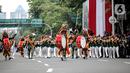 Pasukan TNI menampilkan pertunjukan marching band di depan Istana Merdeka, Jakarta, Rabu (5/10/2022). Kegiatan yang diikuti oleh seluruh kesatuan jajaran TNI ini dalam rangka menyambut HUT ke-77 TNI. (Liputan6.com/Faizal Fanani)