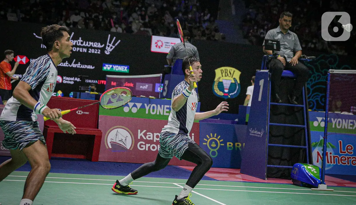 Ganda putra Indonesia Fajar Alvian/Muhammad Rian Ardianto mengembalikan kok Goh Zse Fei/Nur Izzuddin dari Malaysia saat tampil dalam Indonesia Open 2022 di Istora Senayan, Jakarta, Rabu (15/6/2022). Fajar Alvian/Muhammad Rian Ardianto menang dengan skor 21-19, 21-14. (Liputan6.com/Faizal Fanani)