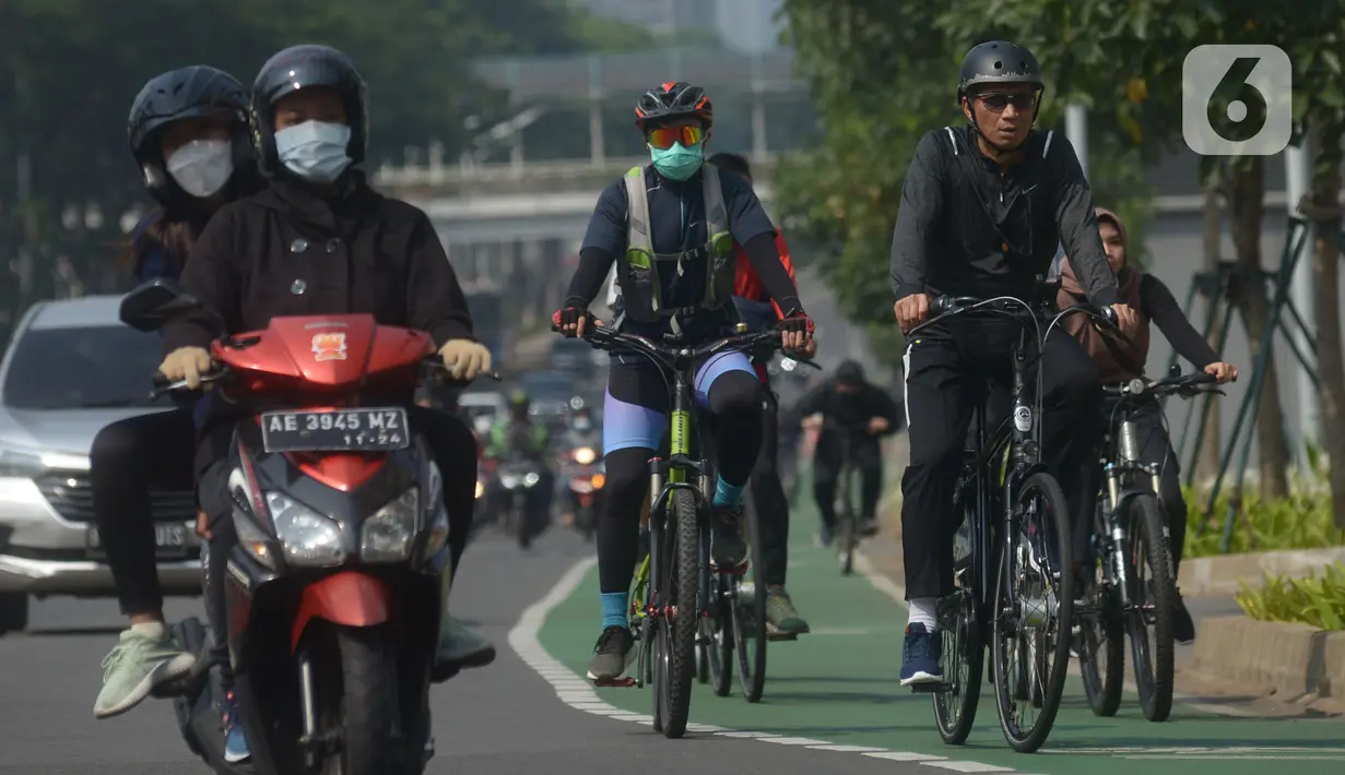 Warga bersepeda di kawasan Sudirman-Thamrin, Jakarta, Sabtu (16/10/2021). Polda Metro Jaya telah mengizinkan aktivitas olahraga bersepeda melintasi jalan umum mulai Sabtu (16/10), dengan tetap mengedepankan protokol kesehatan untuk mencegah penyebaran Covid-19. (merdeka.com/Imam Buhori)