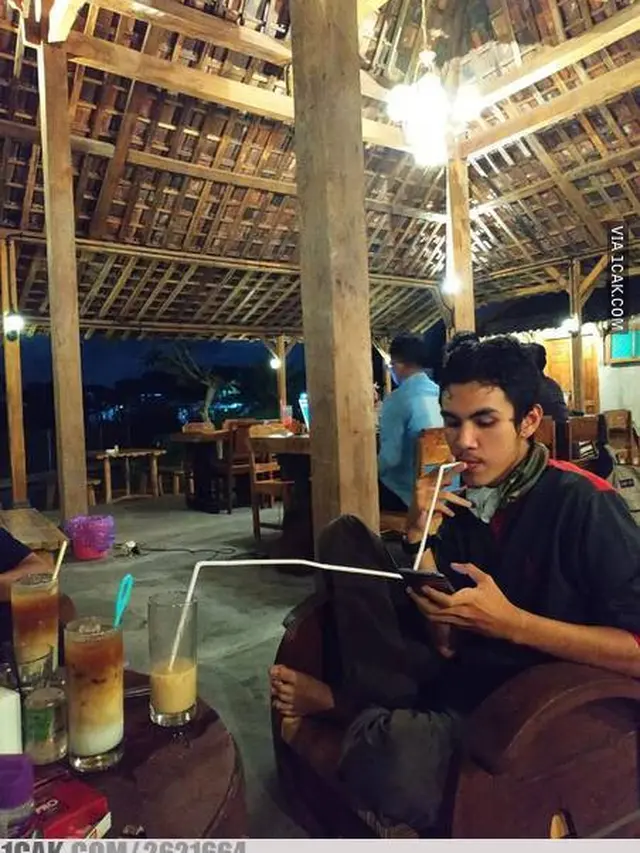 6 Kelakuan Nyeleneh Bapak-Bapak saat Malas Gerak Ini Bikin Tepuk Jidat