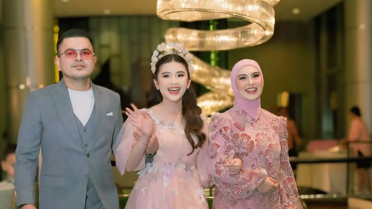 Irish Bella saat merayakan ulang tahun putrinya sambung. [@haldy_sabri]