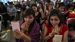 Peserta wanita merias penampilannya saat Audisi D Academy 3 Indosiar di Jakarta, Minggu (6/12). Berdasarkan data panitia, lebih dari enam ribu peserta yang mendaftar untuk ikut audisi. (Liputan6.com/Faizal Fanani)