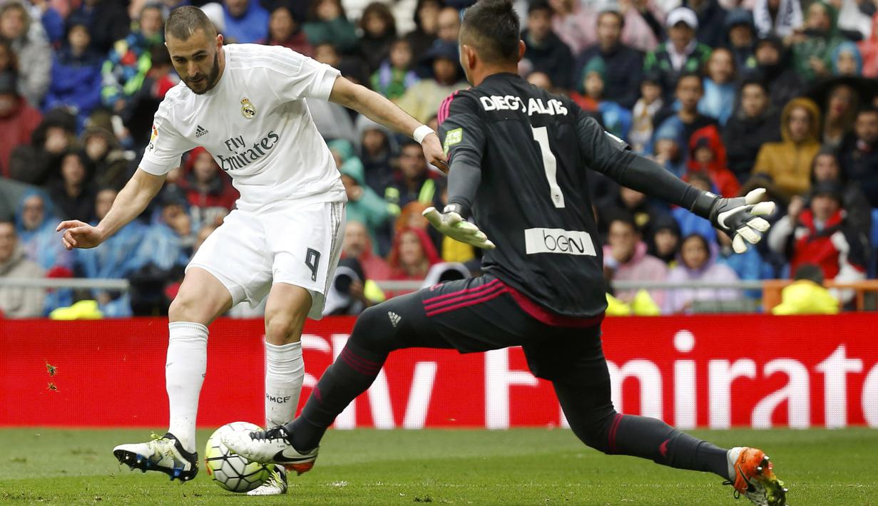 Pemain Real Madrid, Karim Benzema (kiri) mencetak satu gol saat Real Madrid menang atas Valencia  pada lanjutan La Liga Spanyol pekan ke-37 di Stadion Santiago Barnebeu, (8/5/2016). (REUTERS/Paul Hanna)