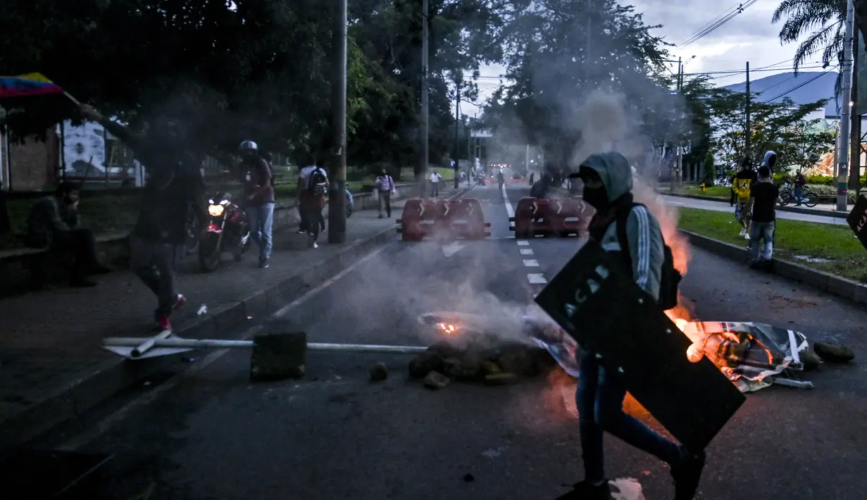 Demonstran memblokir jalan selama protes baru terhadap pemerintah Presiden Kolombia Ivan Duque, di Medellin, Kolombia (26/5/2021).  Demonstrasi terus berlanjut dalam menghadapi tindakan keras polisi yang telah menuai kecaman internasional. (AFP/Joaquin Sarmiento)