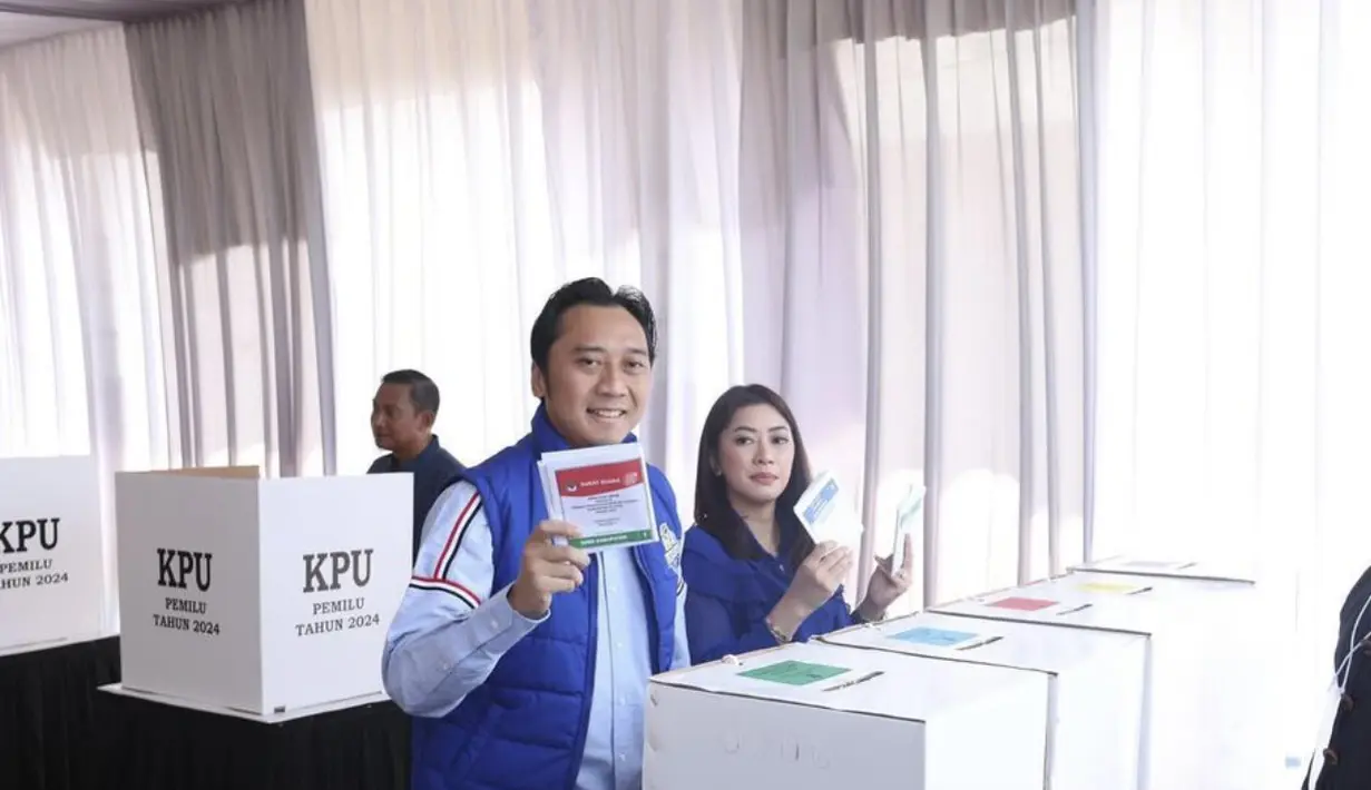 Sedangkan Aliya Rajasa juga memilih nuansa baju biru untuk dipakai ke TPS. [Foto: Instagram/ Aliya Rajasa]