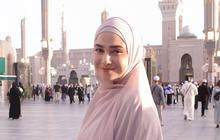 7 Potret Cantik Anggun Syifa Hadju Pakai Hijab saat Umrah Bareng Keluarga, Reaksi El Rumi Jadi Sorotan