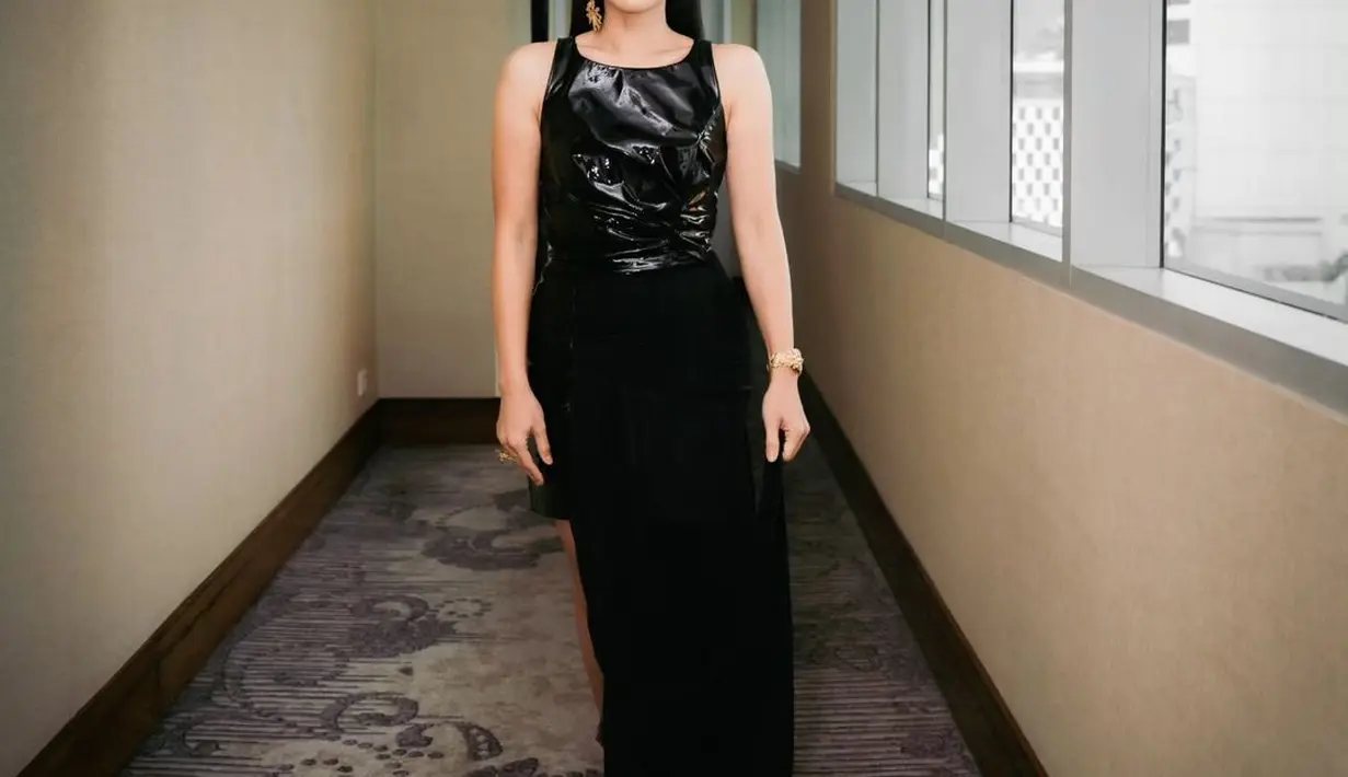 Berbeda dengan lainnya, Dian Sastro tampil dalam balutan sleeveless dress warna hitam dengan rancangan desainer @didit.hediprasetyo. Penampilannya kian dramatis dengan aplikasi makeup glam yang berfokus pada pulasan lipstik merah merona [@therealdisastr]