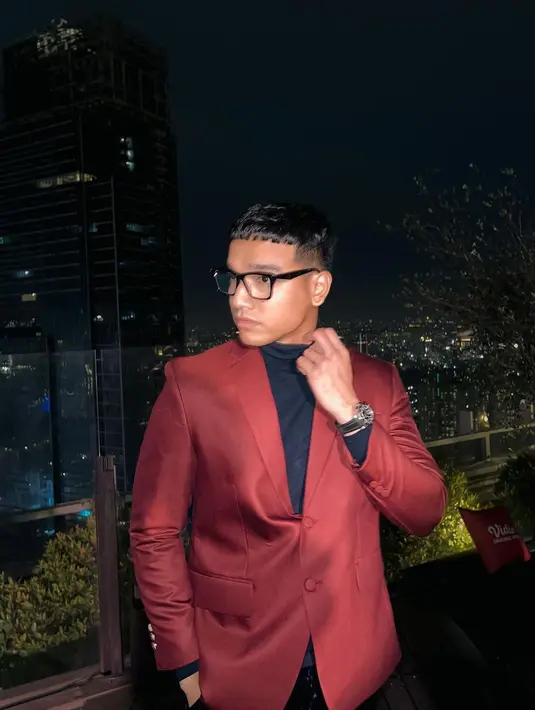 Fadly Faisal memakai jas merah maroon yang dipasangkan dengan inner lengan panjang hitam. [@fadlyfsl_]