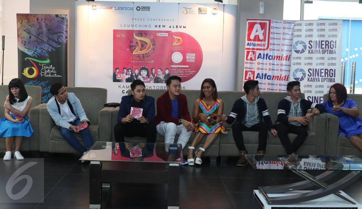 Bintang-Bintang Dangdut Academy Indosiar saat jumpa pres Album VCD Karaoke di Cafetaria Indosiar, Jakarta, Kamis (6/10). Bintang-Bintang Dangdut Academy Indosiar  merilis VCD Karaoke bertajuk D'Acadamy Hits Collection. (Liputan6.com/Herman Zakharia)
