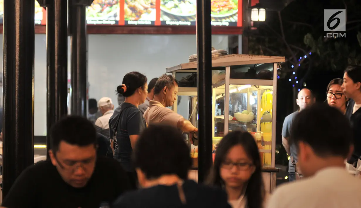 Aktivitas di area Food Street di Pulau D reklamasi atau Pantai Maju, Jakarta, Selasa (29/1). Ada lebih dari 30 kios di Food Street Pantai Maju yang beroperasi setiap hari pukul 17.00-24.00 WIB tersebut. (Merdeka.com/Iqbal S. Nugroho)
