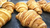 Berbagai jenis croissant eamk dan renyah yang diproduksi oleh Sukha Delight dan Bellamie Boulangerie, Bandung, Sabtu, 18 Januari 2020. (Foto: Liputan6.com/Mega Zakaria untuk Arie Nugraha)