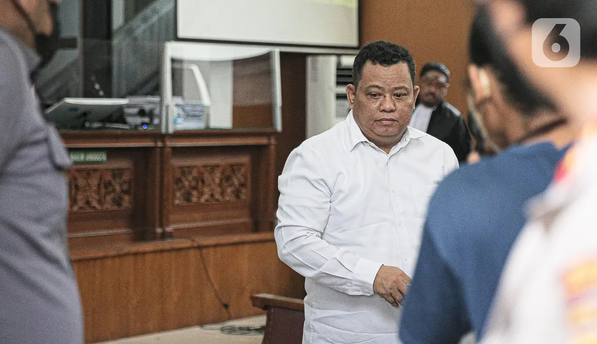 Ekspresi Kuat Maruf usai menjalani sidang lanjutan dengan agenda pembacaan nota pembelaan atau Pleidoi di Pengadilan Negeri Jakarta Selatan, Jakarta, Selasa (24/1/2023). Dalam pembacaan pledoinya, Kuat Maruf menyatakan kebingungannya atas tuntutan delapan tahun penjara yang diajukan jaksa penuntut umum. (Liputan6.com/Faizal Fanani)