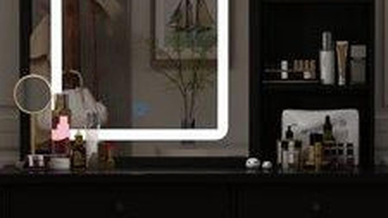 2.&nbsp;Model Meja Rias Modern Serba Hitam dan Aksen Kayu