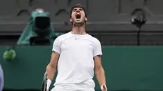 Petenis Spanyol Carlos Alcaraz merayakan kemenangannya atas Matteo Berrettini dari Italia dalam pertandingan tunggal putra putaran keempat turnamen Wimbledon di London, Senin (10/7/2023). (AP Photo/Alberto Pezzali)