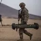 Tentara Amerika membawa peluncur rudal Javelin selama latihan bersama dengan Pasukan Demokrat Suriah di pedesaan Deir Ezzor di timur laut Suriah, Rabu (8/12/2021). (AP Photo/Baderkhan Ahmad)