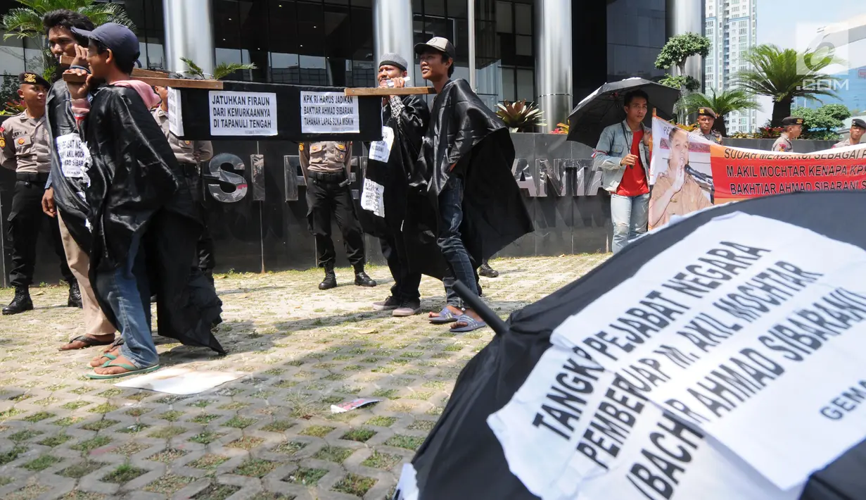 Sejumlah aktivis dari Gema Tapteng berbaris melakukan aksi teatrikal di depan gedung KPK, Jakarta (9/5). Mereka menutut pimpinan KPK untuk mengusut tuntas Bakhtiar Ahmad Sibarani. (Merdeka.com/Dwi Narwoko)