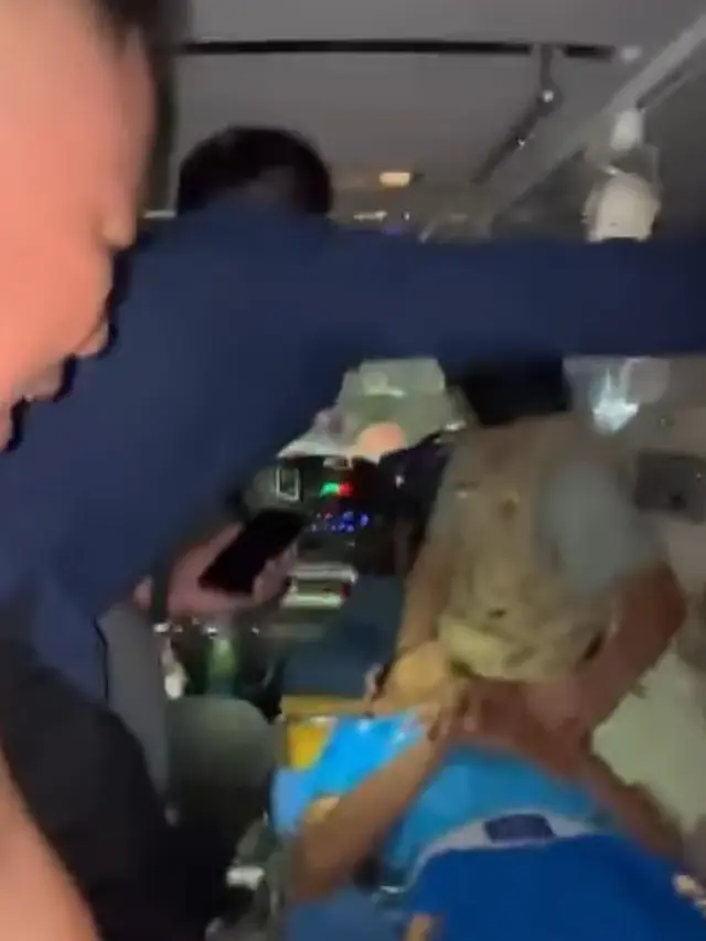 Vicky Prasetyo temani Dede Sunandar di ambulans