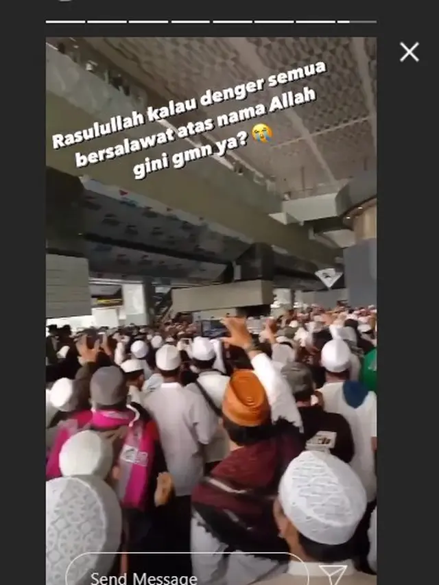 Melalui fitur Instagram Stories, Arie Untung juga mengungkapkan isi hatinya setelah mendengar lantunan shalawat Nabi.