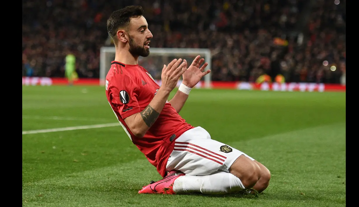 Bruno Fernandes yang kini tengah menjalani musim ke-5 bersama Manchester United tercatat menjadi top skor Liga Europa pada musim 2019/2020 dengan koleksi 8 gol. Delapan gol tersebut dikoleksinya bersama Sporting Lisbon dan Manchester United. Langkah MU sendiri harus terhenti di babak semifinal setelah takluk 1-2 dari Sevilla yang akhirnya menjadi juara setelah mengalahkan Inter Milan 3-2 di partai final. (AFP/Oli Scarff)