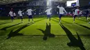 Para pemain Chelsea melakukan pemanasan selama sesi latihan di stadion Dragao di Porto, Portugal (28/5/2021). Chelsea lolos ke final setelah menyinQgkirkan Real Madrid di semifinal. (AP Photo/Manu Fernandez)