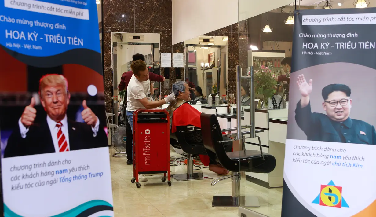 Rambut Le Phuc Hai dipangkas mirip gaya Presiden AS, Donald Trump di Hanoi, 19 Februari 2019. Salah satu salon di Vietnam menawarkan jasa potong rambut gratis ala Trump dan Kim Jong-un jelang pertemuan keduanya pada 27-28 Februari mendatang. (AP/Hau Dinh)