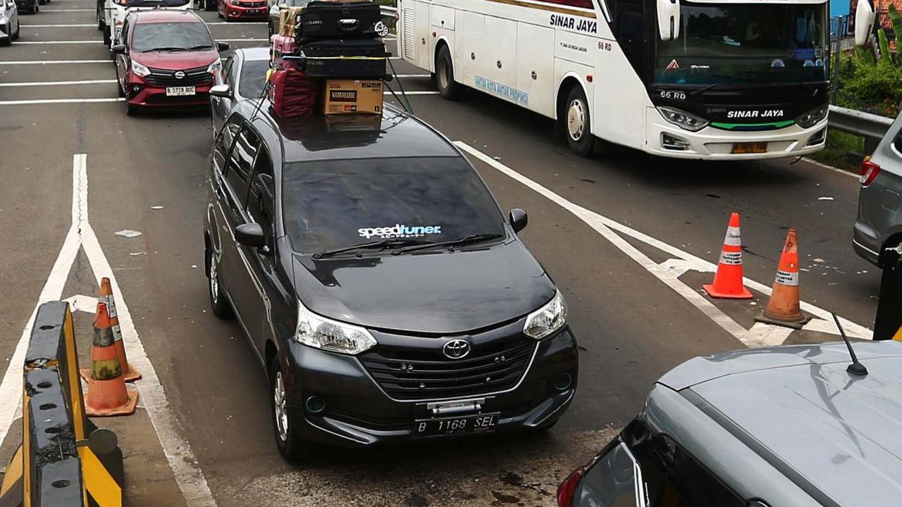 Antrean panjang kendaraan pemudik terjadi hingga ke dalam Tol Tangerang-Merak.&nbsp;Foto: Liputan6.com/Angga Yuniar<br>