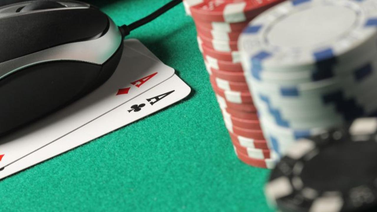 Keranjingan judi online hingga rugi Rp50 juta dalam kurun 2 jam, membuat usaha yang dirintis Andrea babak belur. Dia harus kembali mengulang dari awal merintis bisnis sandal.