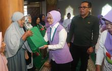 Momen Haru Korban Banjir Bali saat Terima Bantuan