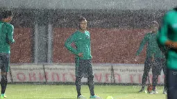 Manahati Lestusen menanti instruksi pelatih saat sesi latihan  di Stadion Maguwoharjo, Sleman, Sabtu (08/10/2016). (Bola.com/Nicklas Hanoatubun)
