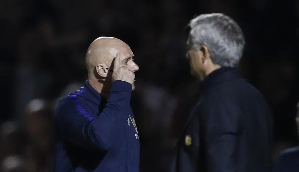Pelatih Northampton Town, Rob Page memberikan arahan kepada pemainnya saat melawan Manchester United pada piala liga Inggris di Sixfields Stadium, (22/9/2016) dini hari WIB. (Reuters/Darren Staples)