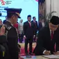 Kepala BPOM Taruna Ikrar menandatangani surat pelantikan di hadapan Presiden Jokowi, Senin (19/8/2024). (Tangkapan layar Youtube Sekretariat Presiden)