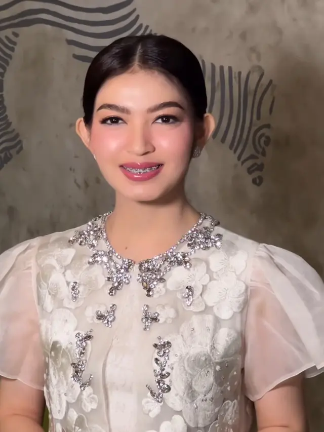 Selvi Ananda dengan Riasan Wajah Serba Pink. [@antoniusanungmakeup]