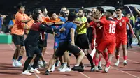 Sejumlah pemain dan official Timnas Indonesia U-22 bersitegang dengan pemain dan official Timnas Thailand U-22 pada laga final sepak bola SEA Games 2023 yang berlangsung di Olympic Stadium, Phnom Penh, Kamboja, Selasa (16/05/2023). (Bola.com/Abul Aziz)