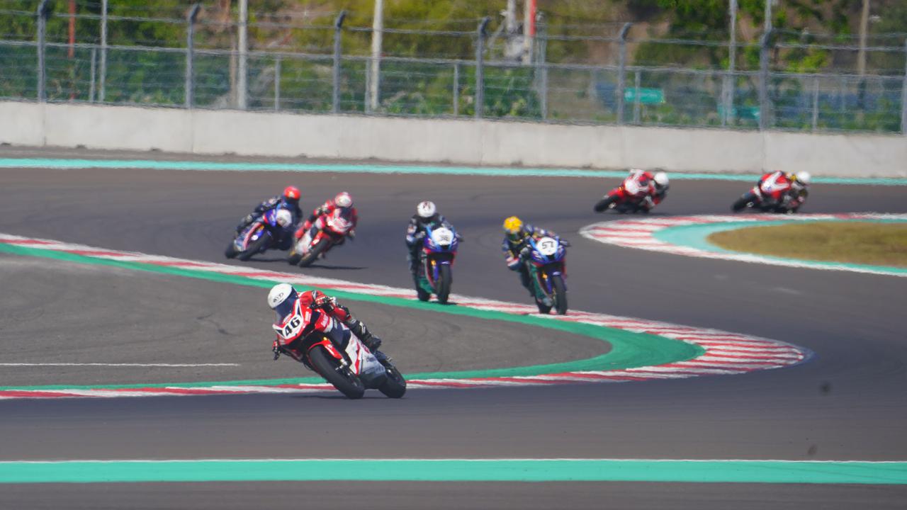 Foto: Aksi Local Pride Muda Bawa Honda dan Yamaha Kuasai Podium di Race 1 AP250 ARRC Mandalika 2023