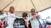 Ketua Umum IMI Pusat Bambang Soesatyo mendampingi Sean Gelael pada Kejurnas Sprint Rally di Meikarta. (Istimewa)