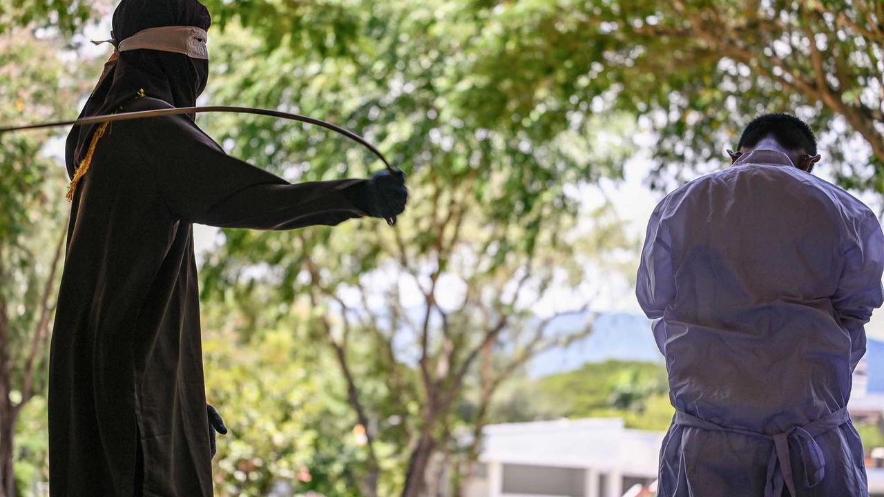 FOTO: 10 Terpidana Dicambuk di Banda Aceh, Termasuk Pasangan Sesama Jenis