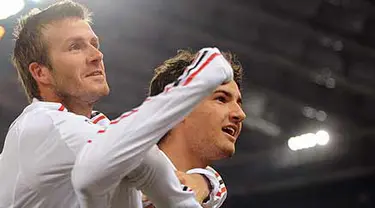 AC Milan&#039;s Brazilian Pato celebrates with teammate English midfielder David Beckham after scoring during his team&#039;s Italian Serie A football match against AS Roma on January 11, 2009 at Olympic stadium in Rome. AFP PHOTO / ALBERTO PIZZOLI