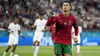 Keunggulan Prancis juga tak bertahan lama. Portugal untuk kedua kalinya mendapatkan hadiah pinalti ketika Kounde melakukan handball di kotak terlarang pada menit ke-58. Ronaldo kembali sukses sebagai eksekutor pinalti dengan arah yang sama dengan pinalti sebelumnya. (Foto: AFP/Pool/Darko Bandic)