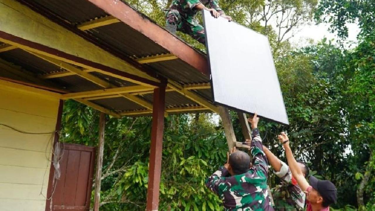 TNI Perkuat Listrik Gereja di Tapanuli Utara dengan Pemasangan Solar Cell Pasca Bencana