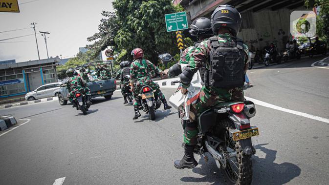 Anggota TNI berpatroli untuk mencopot paksa baliho Rizieq Shihab yang terpasang di sekitar kawasan Petamburan, Jakarta, Jumat (20/11/2020). Pencopotan dilakukan karena menyalahi aturan yang telah ditetapkan. (Liputan6.com/Faizal Fanani)