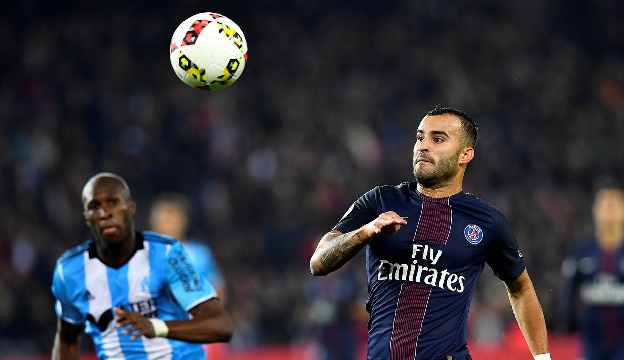 Striker PSG, Jese Rodriguez, berebut bola dengan pemain Olympique Marseille, Baptiste Aloe, pada laga Liga 1 Prancis di Stadion Parc des Princes, Minggu (23/10/2016). Jese resmi meninggalkan PSG dan bergabung ke Stoke City. (AFP/Franck Fife)