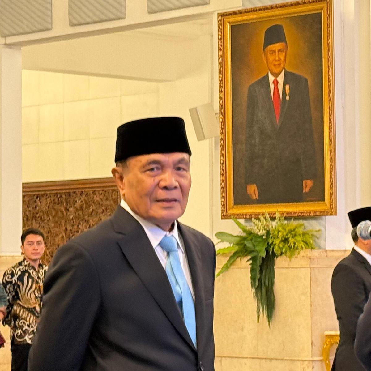 Presiden Prabowo Subianto resmi melantik Letjen (Purn) Djamari Chaniago sebagai Menteri Koordinator Bidang Politik dan Keamanan (Menko Polkam), Rabu (17/8/2025) hari ini.