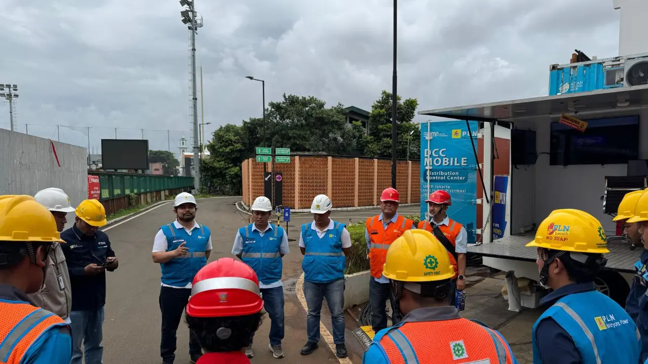 Koordinasi antarpetugas menjadi kunci dalam menjaga keandalan pasokan selama pertandingan AFC 2026 berlangsung di Jakarta International Velodrome. (Dok PLN)