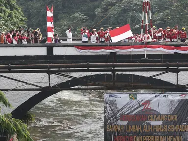 Bendera Merah Putih dikibarkan pada upacara peringatan HUT Kemerdekaan RI di Jembatan Panus, Depok, Kamis (17/8). Komunitas Ciliwung Depok melakukan pengibaran bendera di Jembatan Panus yang melintang di atas Sungai Ciliwung (Liputan6.com/Herman Zakharia)