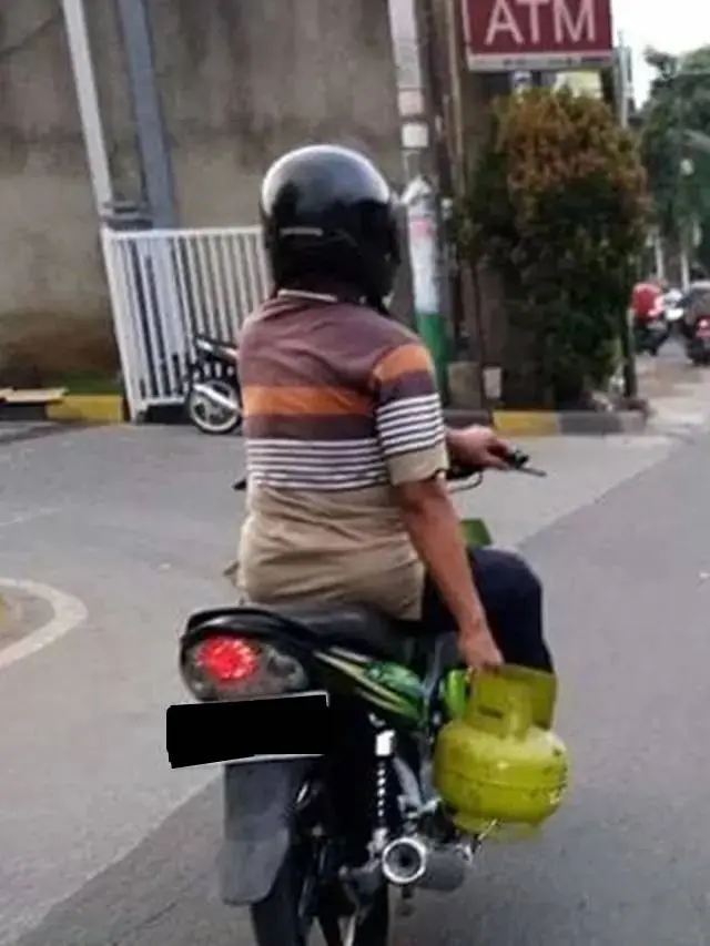 8 Potret Nyeleneh Orang Bawa Tabung LPG, Ada yang Sambil Atraksi