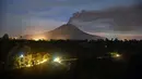 Gunung Sinabung menyemburkan abu dan asap tebal sebagaimana terlihat dari Karo, Provinsi Sumatra Utara, Rabu, 2 September 2026. (AFP/ YT Haryono)