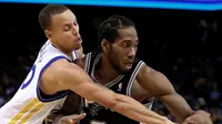 Guard Golden State Warriors, Stephen Curry (kiri), akan berduel dengan forward San Antonio Spurs, Kawhi Leonard, pada Final Wilayah Barat. (Bola.com/Twitter/ESPNStatsInfo)