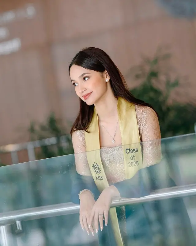 6 Potret anggun Sydney anak Cut Tari berkebaya saat wisuda SMA, bikin Ina Thomas ingin jadikan mantu